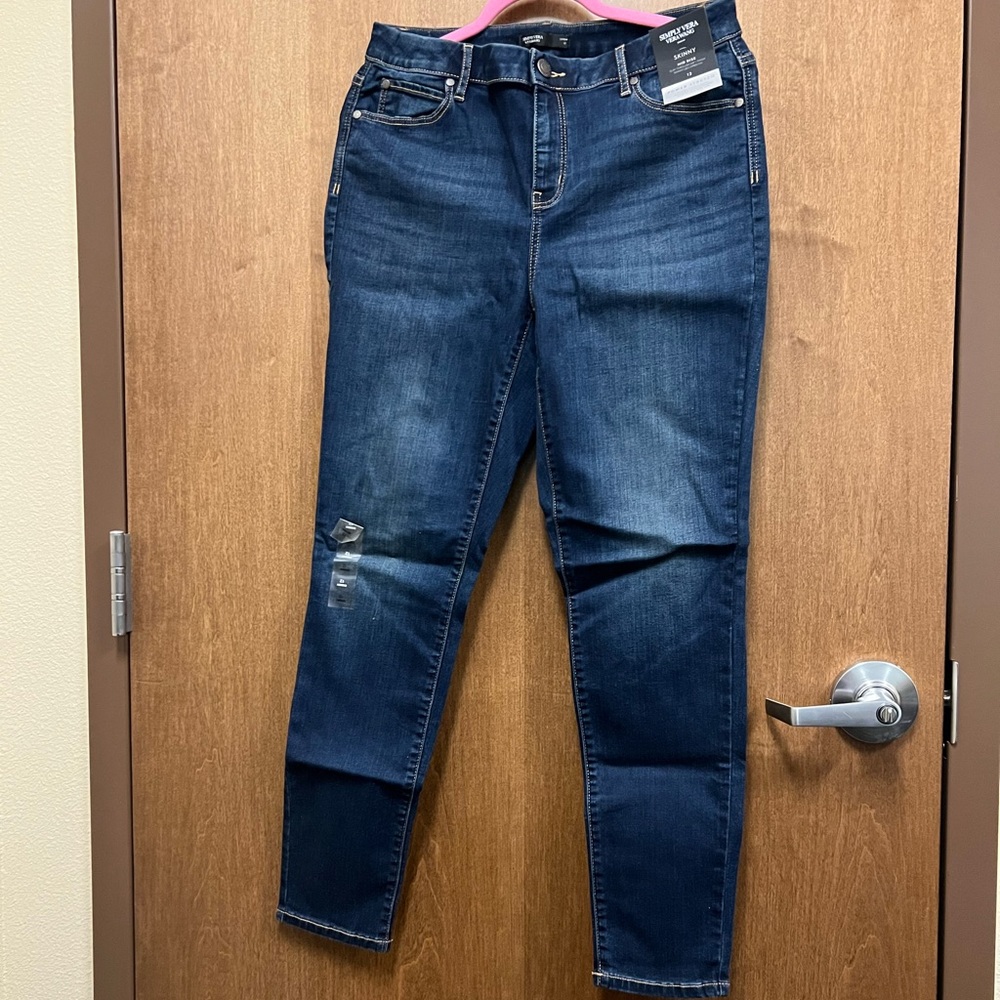 Simply Vera Wang Power Stretch Skinny Mid-rise in size 12.